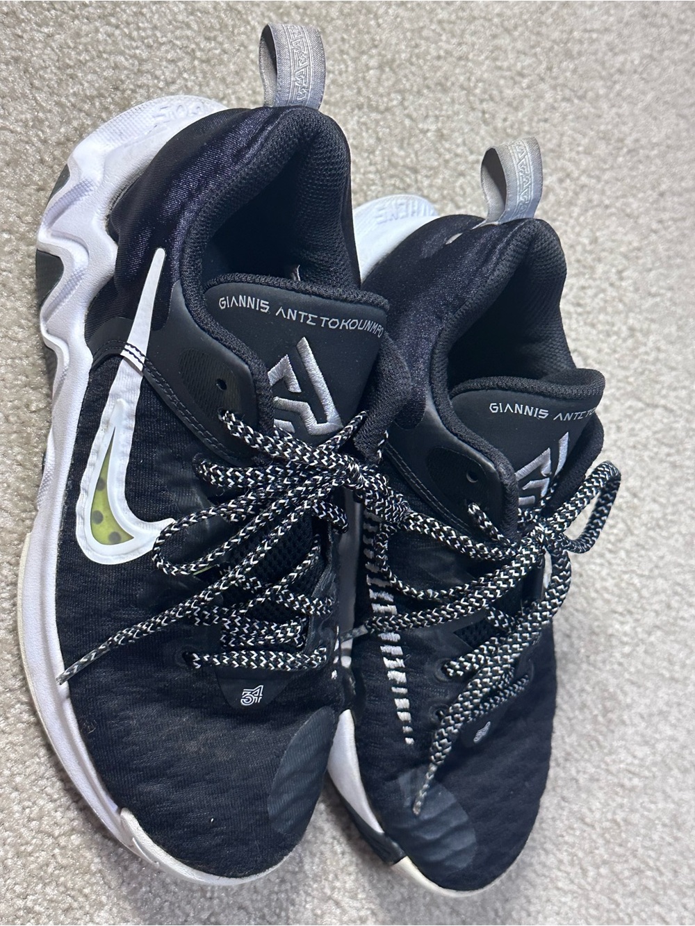Nike Giannis Immortality 3 Low Top Lace Up Mesh Cushioned Black/White 5Y